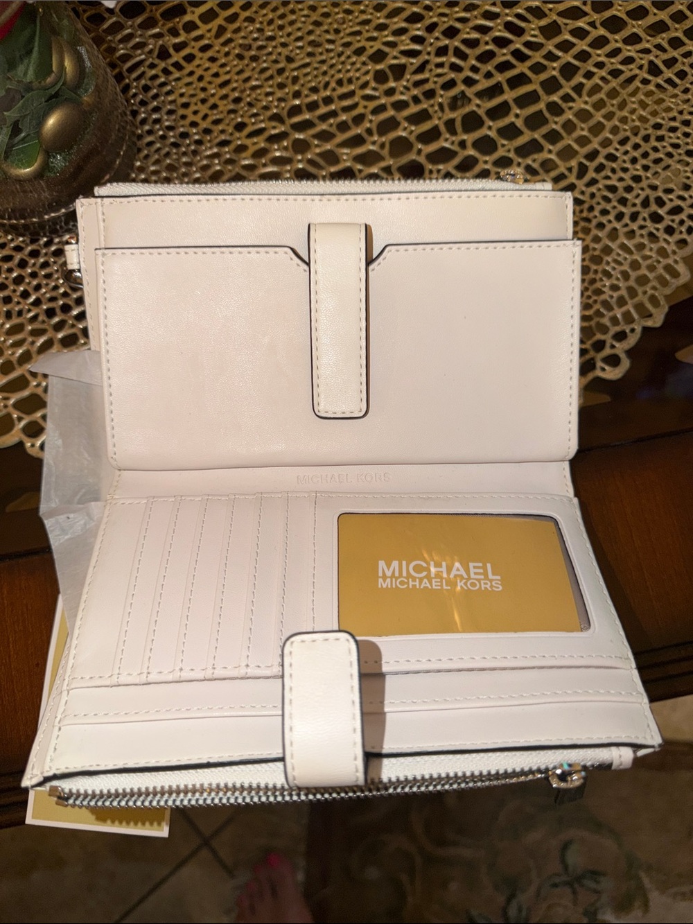 NWOT Michael Kors White Quilted Leather Zip Wristlet Wallet - Picture 8 of 9